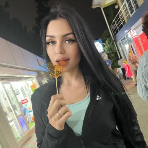 Ескорт дівчина Эмилия в ділових локаціях Києва спеціалізується на послуги ескортниці