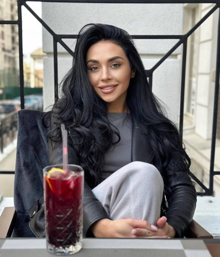 Эскорт-партнёр Клара доступна для эскорт для частных встреч